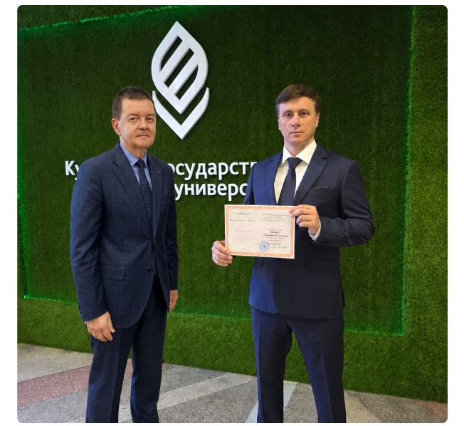 Александру Ульянову вручают документ о присуждении учёной степени