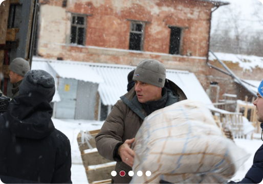 Александр Ульянов во время гуманитарной инициативы